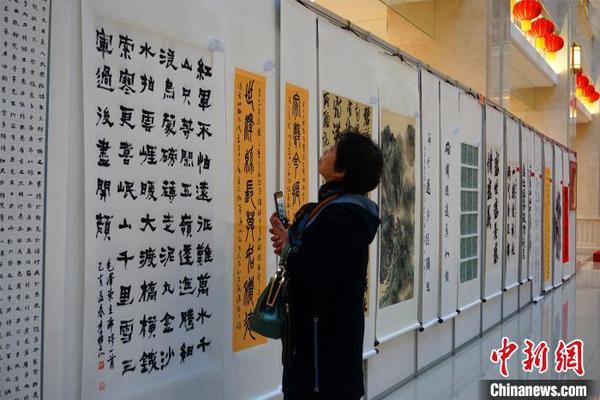 觀眾在欣賞參展作品。　李晛 攝