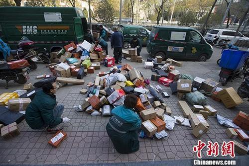 資料圖：雙十一臨近，快遞員也忙碌起來。 <a target='_blank' href='http://www.chinanews.com/'>中新社</a>記者 張云 攝