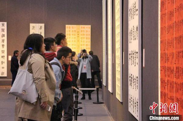 全國書法篆刻展覽由中國文學(xué)藝術(shù)界聯(lián)合會、中國書法家協(xié)會主辦，由中國文聯(lián)書法藝術(shù)中心、山東省文學(xué)藝術(shù)界聯(lián)合會、山東省文化和旅游廳、濟南市人民政府承辦?！≮w曉 攝