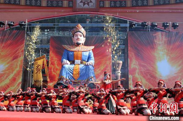 圖為瑤族原生態(tài)歌舞表演。　陳秋霞 攝