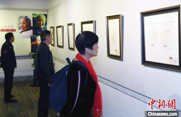 此展展出冰心文學(xué)館珍藏的部分書信約50封吸引觀眾觀展?！∮浾邉⒖筛?攝