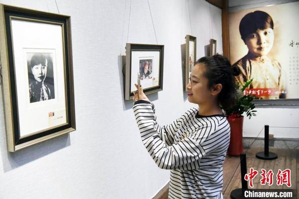 展出的冰心青年時期黑白老照片吸睛?！∮浾邉⒖筛?攝