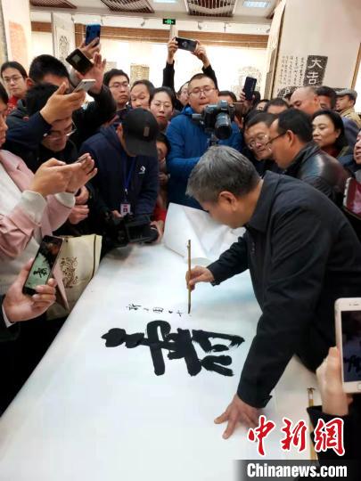 山東省書法家協(xié)會主席顧亞龍?jiān)诂F(xiàn)場展示書法。　秋歌 攝