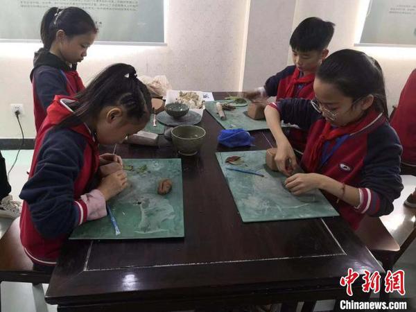 圖為慈溪市匡堰鎮(zhèn)實驗學校青瓷特色教育現(xiàn)場?！×植?攝