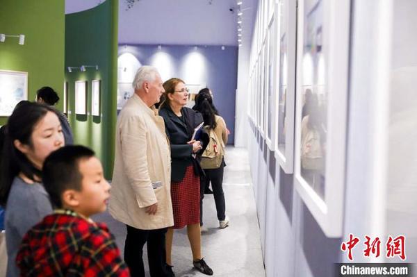 圖為中外人士在展廳內(nèi)觀賞插畫作品。上海寶山國(guó)際民間藝術(shù)博覽館 供稿