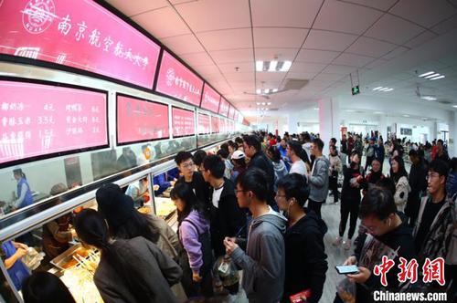 美食節(jié)大批師生前來(lái)?！°蟛?攝