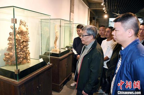 此次展覽共展出中國(guó)工藝美術(shù)大師林學(xué)善經(jīng)典作品及其徒弟作品近百件?！∮浾邉⒖筛?攝