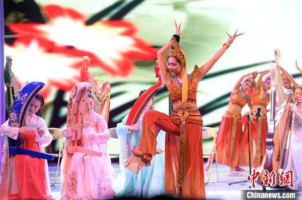 敦煌壁畫(huà)服飾登臺(tái)展演古箜篌演奏“添姿增色”