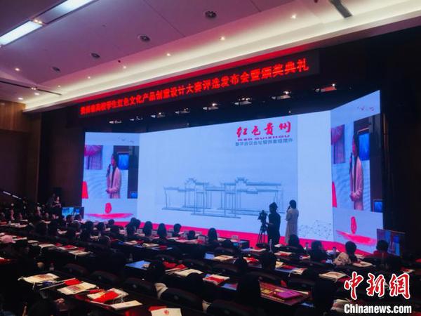 圖為獲獎(jiǎng)選手講述設(shè)計(jì)理念。張偉 攝
