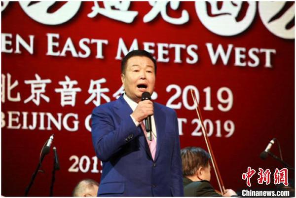 嚴(yán)彬現(xiàn)場(chǎng)演唱《胸有朝陽》。主辦方供圖