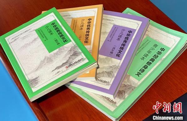 這套中華優(yōu)秀傳統(tǒng)文化讀本已面向南京中小學(xué)生免費發(fā)放了十萬冊?！㈥?攝