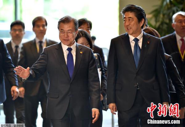 資料圖片：韓國總統(tǒng)文在寅和日本首相安倍晉三。