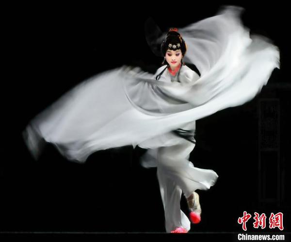 《水上燈》劇照，劉子薇憑借劇中京劇、漢劇“兩下鍋”的精彩表演贏得第二個梅花獎。武漢京劇院供圖