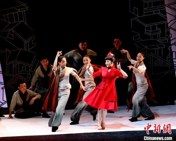 《美麗生活》劇照，該劇大膽在京劇中應(yīng)用了許多音樂劇元素。武漢京劇院供圖