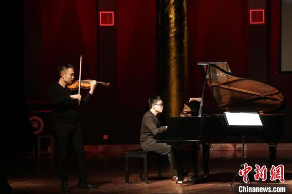 旅俄青年小提琴演奏家姜提，留俄青年鋼琴演奏家、廣州大劇院鋼琴指導(dǎo)教師白子恒組合表演。　姜濤 攝