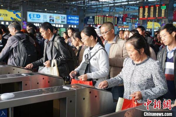 資料圖：鐵路旅客憑有效購票身份證件原件進(jìn)站乘車。 楊華 攝
