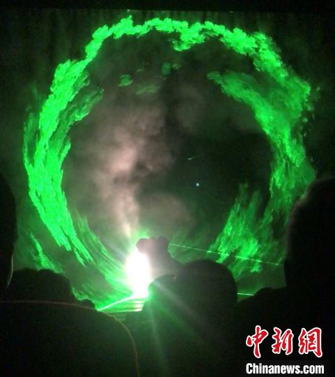 圖為《吳哥王朝》舞臺(tái)劇中的時(shí)光隧道。　黃耀輝 攝