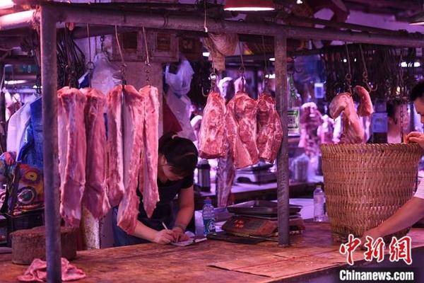 資料圖：重慶一農(nóng)貿(mào)市場內(nèi)的商家掛滿充足的豬肉。中新社記者 陳超 攝