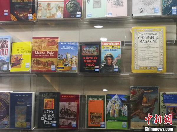 圖為馬可·波羅文獻(xiàn)館珍藏的罕見(jiàn)書(shū)籍。　李愛(ài)平 攝