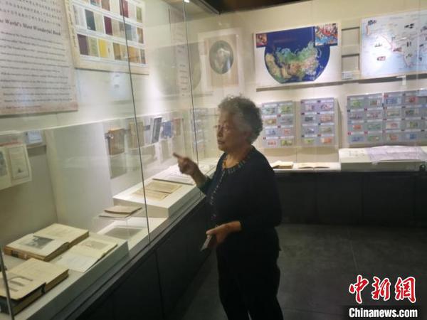 圖為馬可·波羅文獻(xiàn)館代理館長(zhǎng)張繼霞向記者介紹該館珍藏的罕見(jiàn)書(shū)籍?！±類?ài)平 攝