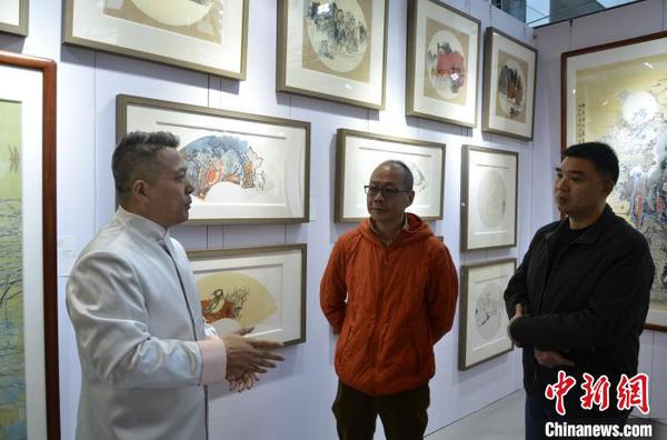 第24屆廣州國(guó)際藝術(shù)博覽會(huì)(下稱(chēng)“廣州藝博會(huì)”)11月29日開(kāi)幕。來(lái)自30多個(gè)國(guó)家約350家的藝術(shù)機(jī)構(gòu)攜近2萬(wàn)件優(yōu)秀藝術(shù)品前參展。　姜清越 攝