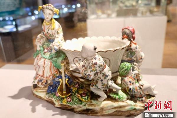 “歐洲瓷器三百年展”。　夏俊龍 攝
