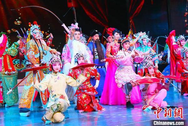圖為甘肅省文理學(xué)院戲曲表演專業(yè)學(xué)生登臺演出前化妝。　高康迪 攝