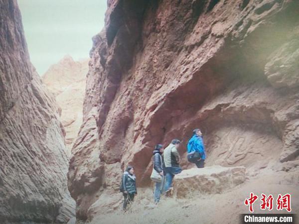 新疆庫車大峽谷在崖壁首次發(fā)現(xiàn)飛天浮雕壁畫?！⊥踅◤?qiáng) 攝