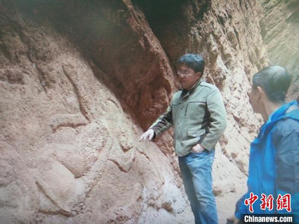 新疆庫車大峽谷在崖壁首次發(fā)現(xiàn)飛天浮雕壁畫?！⊥踅◤?qiáng) 攝