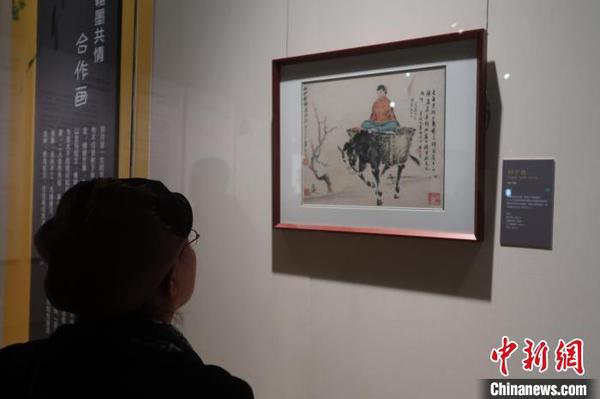 觀眾觀看展覽。　韓宏 攝