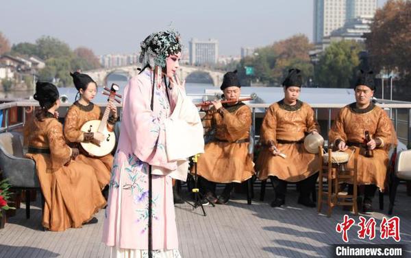 浙江昆劇團國家一級演員楊崑在運河邊表演昆曲?！⌒燔?攝