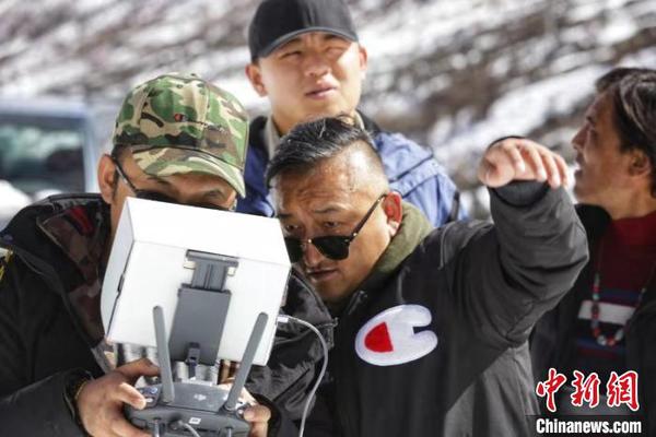涉藏紀(jì)錄片《極地通途》于12月9日在《西藏衛(wèi)視》首播，講述人與公路的故事。圖為拉巴歐珠(前排左二)帶著團(tuán)隊(duì)拍攝該紀(jì)錄片(12月9日 紀(jì)錄片截屏圖) 紀(jì)錄片制作方供圖 攝