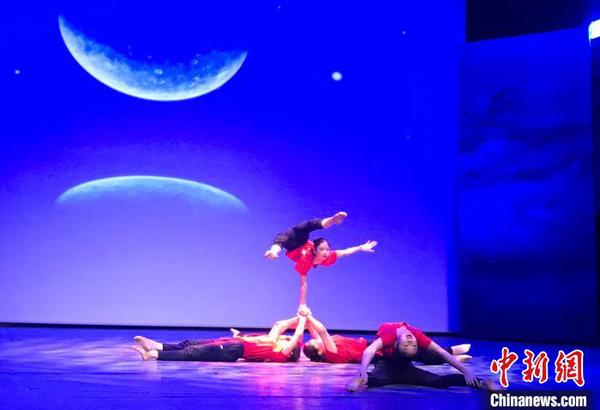 發(fā)布會(huì)上，湖南省雜技藝術(shù)劇院年輕演員表演的雜技節(jié)目?！∴囅?攝