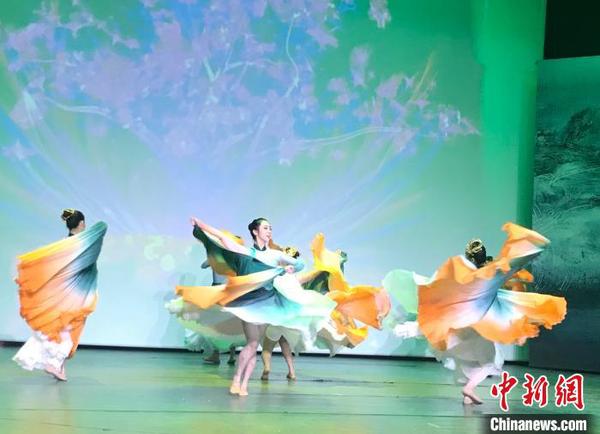 發(fā)布會(huì)上，湖南省歌舞劇院帶來(lái)的舞蹈《花開(kāi)東方》?！∴囅?攝