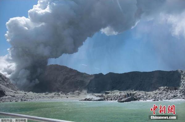 當?shù)貢r間12月9日，新西蘭豐盛灣懷特島火山爆發(fā)，火山灰直沖云霄。