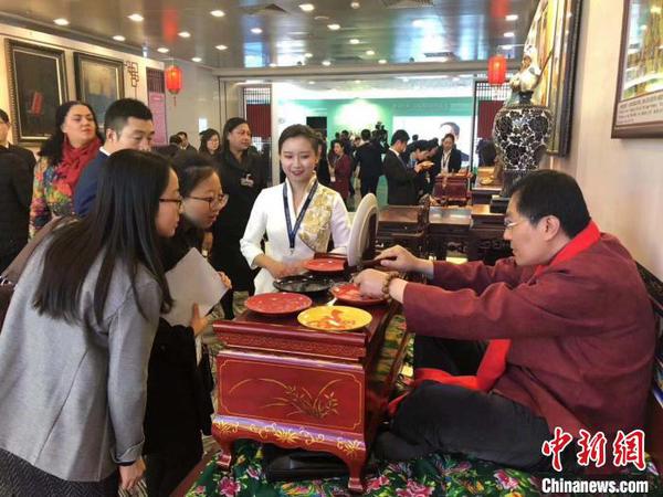 從山西、全國(guó)到國(guó)外，山西工藝美術(shù)集團(tuán)一步步擴(kuò)大交流范圍，為山西的工藝美術(shù)從業(yè)人員、大師及愛(ài)好者，搭建展示、交流、合作、研討、開(kāi)發(fā)的交流平臺(tái)?！∈茉L者供圖 攝