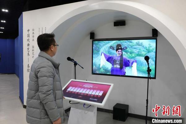 市民在寧夏銀川市秦腔傳承保護(hù)基地的體驗(yàn)室演唱秦腔片段?！±钆迳?攝