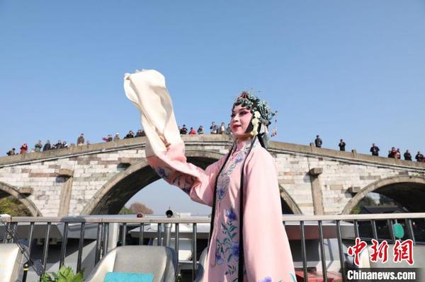 大運河京杭雅集活動現(xiàn)場，浙江昆劇團國家一級演員楊崑進行表演。　徐軍(通訊員) 攝