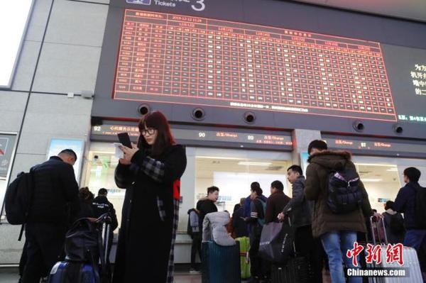 資料圖：12月12日，旅客在鐵路上海虹橋站排隊(duì)購買車票。殷立勤 攝