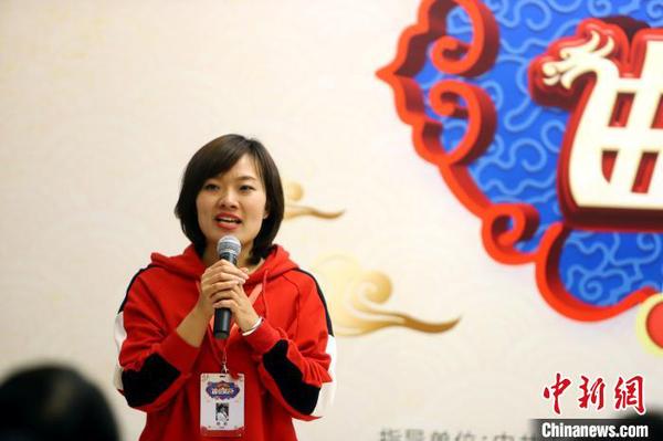 圖為《魚龍百戲》人才計(jì)劃演員楊莉發(fā)言。　張道正 攝