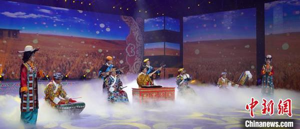圖為安多衛(wèi)視2020藏歷金鼠新年文藝晚會《新春的頌歌》錄制現場?！〔彭?攝