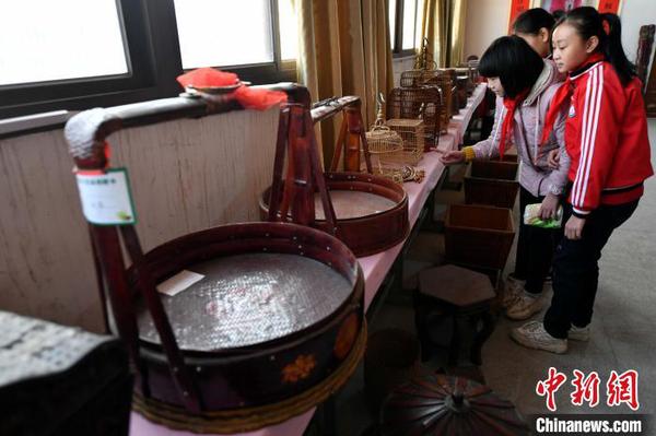 一件件精美的竹制工藝品在福州市倉(cāng)山區(qū)蓋山鎮(zhèn)郭氏宗祠紅領(lǐng)巾竹編工藝博物館內(nèi)展出?！蚊?攝