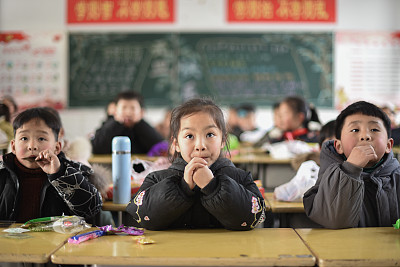圖為安徽阜陽(yáng)某學(xué)校教師中的孩子們。圖片來源：視覺中國(guó)