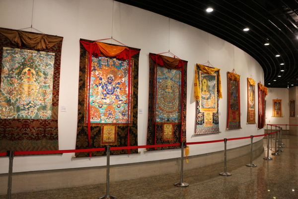 此次展覽整合了唐卡藝術(shù)資源，促進了唐卡藝術(shù)交流,健全了唐卡藝術(shù)產(chǎn)業(yè)鏈，搭建了一個集保護、傳承、發(fā)展和創(chuàng)新為一體的平臺。展覽共包含唐卡展區(qū)、文獻展區(qū)、數(shù)字藝術(shù)展區(qū)、熱貢唐卡藝術(shù)展區(qū)、非遺體驗區(qū)、文創(chuàng)產(chǎn)品展區(qū)、文物唐卡展、國際唐卡藝術(shù)展等8個展區(qū)。圖為熱貢唐卡藝術(shù)展區(qū)
