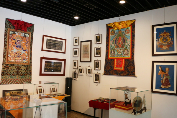 此展區(qū)通過對唐卡藝術(shù)及其代表的地區(qū)文化的文創(chuàng)產(chǎn)品展示，使參觀者從不同的角度了解藏文化，讓更多的人走近唐卡藝術(shù)、了解唐卡文化。圖為文創(chuàng)產(chǎn)品展區(qū)
