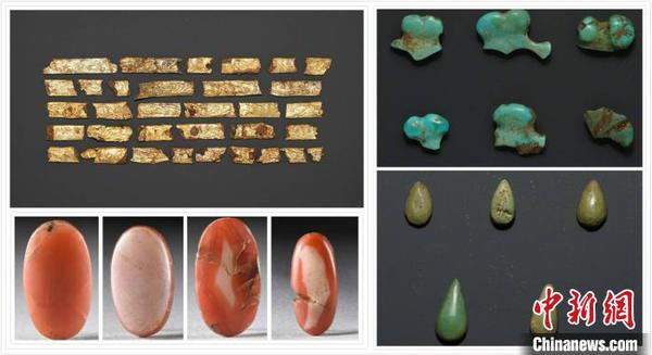 M189出土物品，左上為棺槨上的鐵胎包金飾，左下為瑪瑙丸，右上及右下為綠松石飾品。河南省文物考古研究院供圖