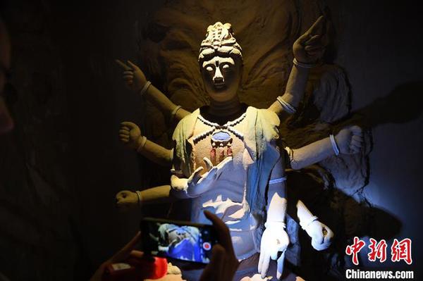 圖為此次復(fù)原出的有佛頭的佛像?！∥航ㄜ?攝