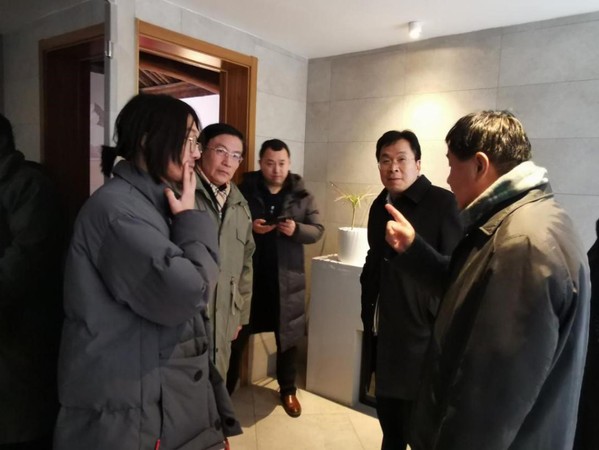 安金明（右一）、顧慈陽(右二)在“有關(guān)”民宿調(diào)研時(shí)與新生代老板王帥（左一）交流