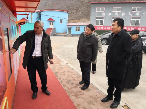 民建會(huì)員、中創(chuàng)華拓科技發(fā)展有限公司董事長楊誠介紹垃圾分類系統(tǒng)
