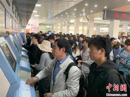 乘客在排隊(duì)購票?！￡悤?攝